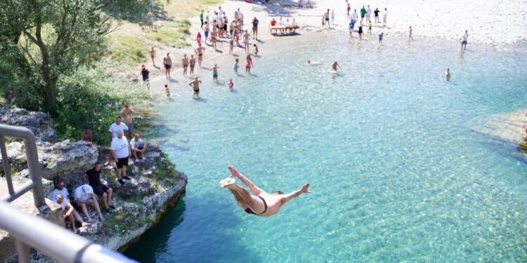 U zhvillua gara “Kërcimet nga ura e Tergajës” në lumin Cem