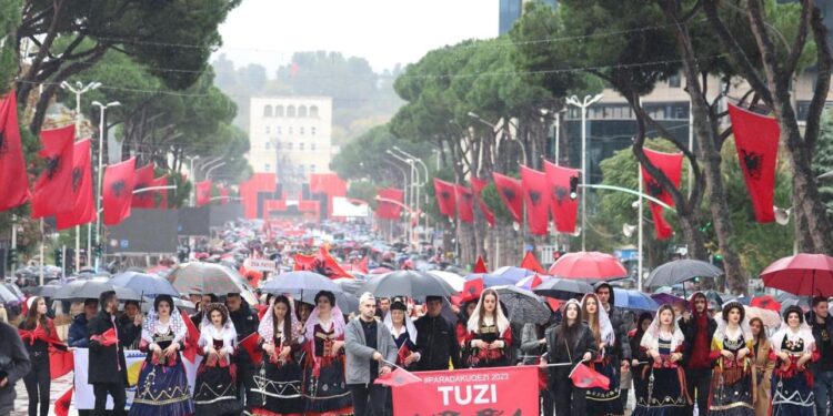 Parada Kuqezi në Tiranë, 200 delegacione nga trojet shqiptare – Përfaqësohet edhe Tuzi – Malësia