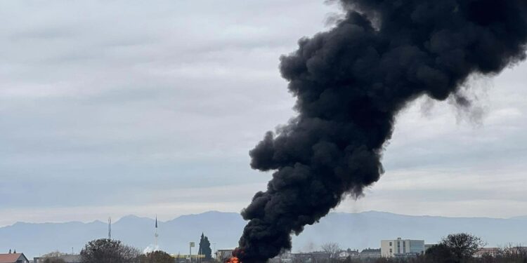 Policia komunale e Tuzit ndalon personin që vuri zjarrin gomave
