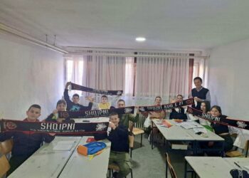 Tifozat Kuq e Zi dhurojnë mjete mësimore nxënësve shqiptar në Rozhajë