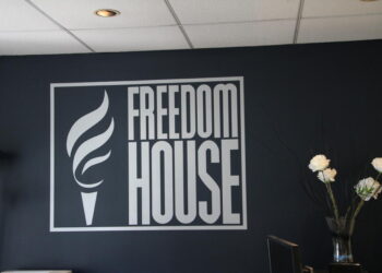 Freedom House: Regjim hibrid i Malit të Zi, paqëndrueshmëri kombëtare tashmë e dukshme në nivel lokal