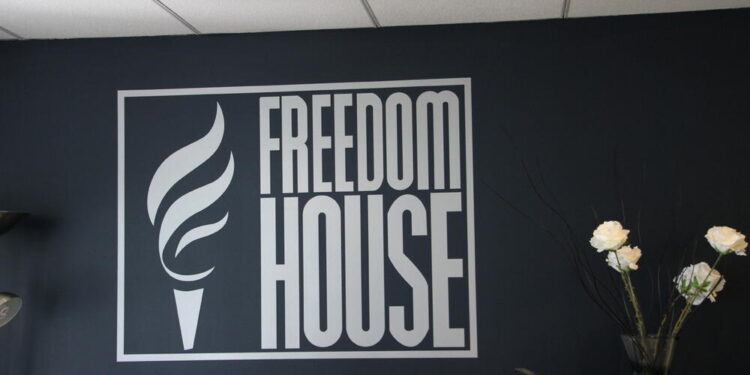 Freedom House: Regjim hibrid i Malit të Zi, paqëndrueshmëri kombëtare tashmë e dukshme në nivel lokal