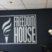 Freedom House: Regjim hibrid i Malit të Zi, paqëndrueshmëri kombëtare tashmë e dukshme në nivel lokal