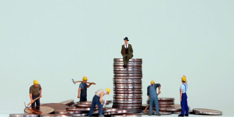 Deputetët dhe funksionarët publikë pasurohen, qytetarët e rëndomtë “lumturohen”