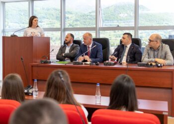 Në Parlamentin lokal të Gucisë mbahet sesion edukativ me të rinjtë shqiptarë