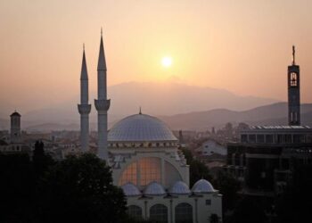 Te shqiptarët kush është më me rëndësi, kombi apo feja?