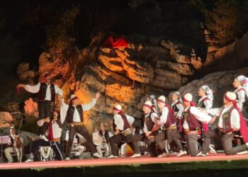 Në Vitojë mbahet Koncerti i Ansamblit Kombëtar të Këngëve dhe Valleve “Shota” nga Kosova