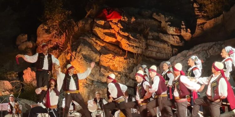 Në Vitojë mbahet Koncerti i Ansamblit Kombëtar të Këngëve dhe Valleve “Shota” nga Kosova