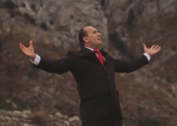 Një vit pa Lindon Camajn, këngëtarin malësor që do të mbetet  përjetësisht i gjallë me zërin dhe këngën e tij