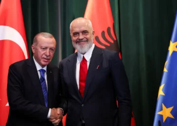 Turqia gati t’i dhurojë Shqipërisë “një numër të konsiderueshëm” dronësh kamikazë