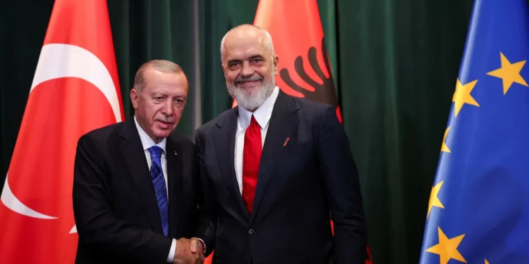 Turqia gati t’i dhurojë Shqipërisë “një numër të konsiderueshëm” dronësh kamikazë