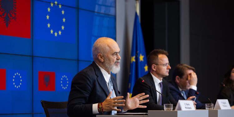 Anëtarësimi, Shqipëria nis bisedimet konkrete me BE-në