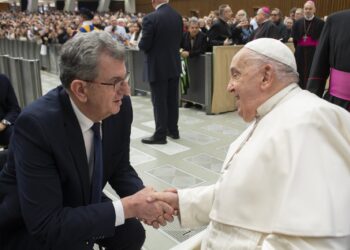 Camaj te Papa: E ftoi në Mal të Zi, shkëmbyen dhurata