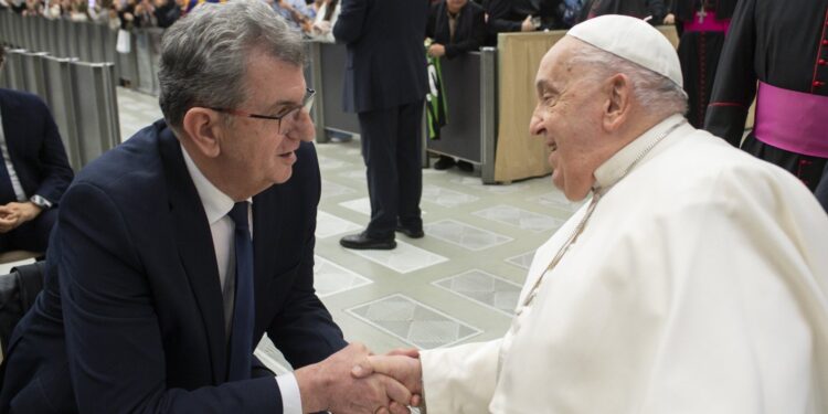 Camaj te Papa: E ftoi në Mal të Zi, shkëmbyen dhurata