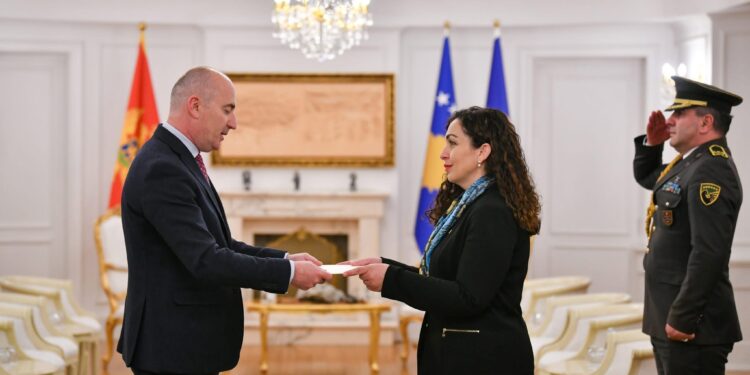 Presidentja Osmani pranoi letrat kredenciale nga ambasadori i ri i Malit të Zi, Bernard Çobaj