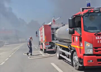 Zjarr i madh afër Tuzit – Digjen dy makinë dhe dy persona dërgohen në urgjencë
