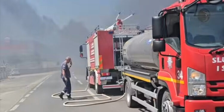 Zjarr i madh afër Tuzit – Digjen dy makinë dhe dy persona dërgohen në urgjencë