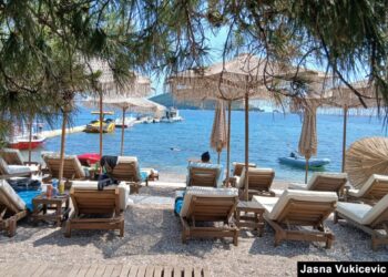 Sezoni turistik në Mal të Zi nis me çmime të larta, bllokada trafiku dhe vonesa