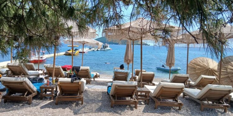 Sezoni turistik në Mal të Zi nis me çmime të larta, bllokada trafiku dhe vonesa