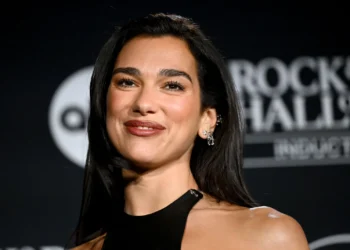 Dua Lipa, arma diplomatike e popit që e bën Kosovën të shkëlqejë