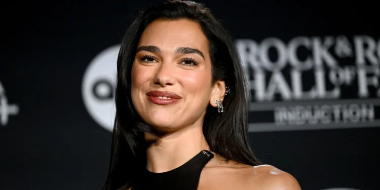 Dua Lipa, arma diplomatike e popit që e bën Kosovën të shkëlqejë