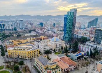 DW Travel reportazh: Tirana, nga reliket komuniste në një nga destinacionet kryesore të Evropës