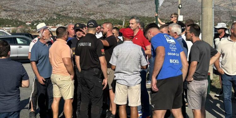 Banorët bllokojnë rrugën që çon në deponinë e Podgoricës: Apelojnë se mbeturinat po hidhen jashtë kufijve të lejuar