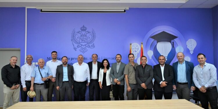 KKSh – Shpërndahen mjetet mësimore për shkollat shqipe në Mal të Zi