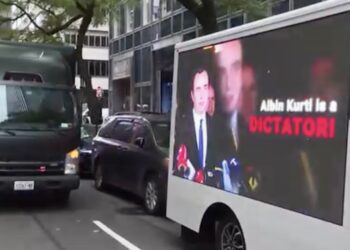 Në zemër të Nju Jork-ut – tre kamionë me propagandë serbe, diaspora shqiptare në heshtje!