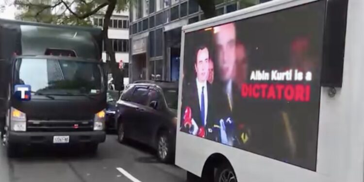 Në zemër të Nju Jork-ut – tre kamionë me propagandë serbe, diaspora shqiptare në heshtje!
