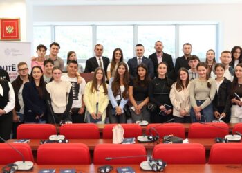 Në parlamentin lokal të Gucisë mbahet sesion edukativ me të rinjtë shqiptarë