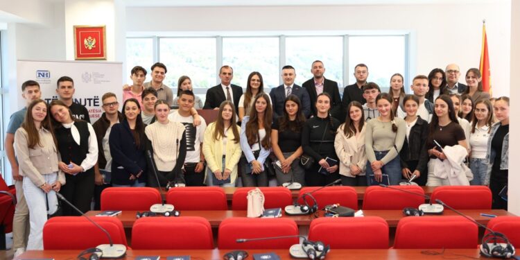 Në parlamentin lokal të Gucisë mbahet sesion edukativ me të rinjtë shqiptarë