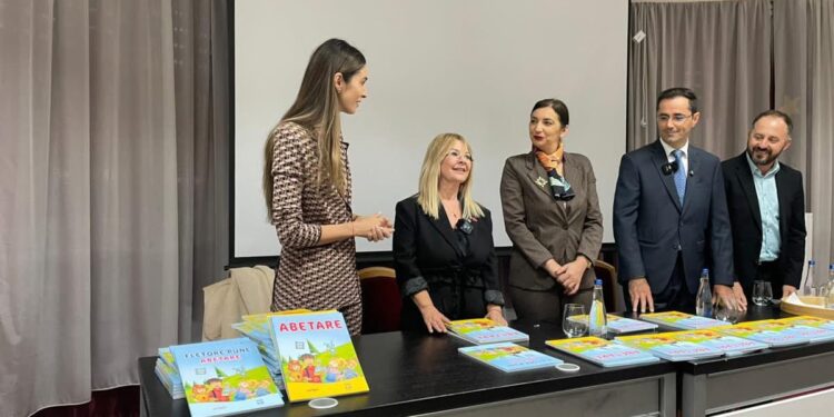 Fillon shpërndarja e Abetares Mbarëkombëtare për nxënësit shqiptarë në Mal të Zi