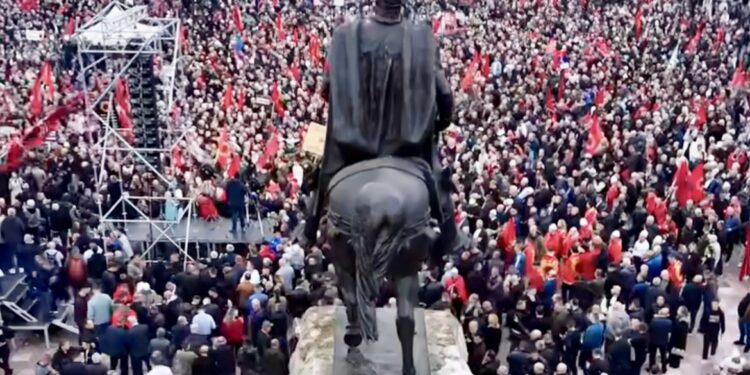 “Liri për çlirimtarët”, mijëra qytetarë mesazhe mbështetjeje nga protesta e Tiranës