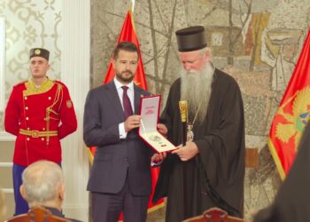 Kur kreu i shtetit dekoron kryedjallin