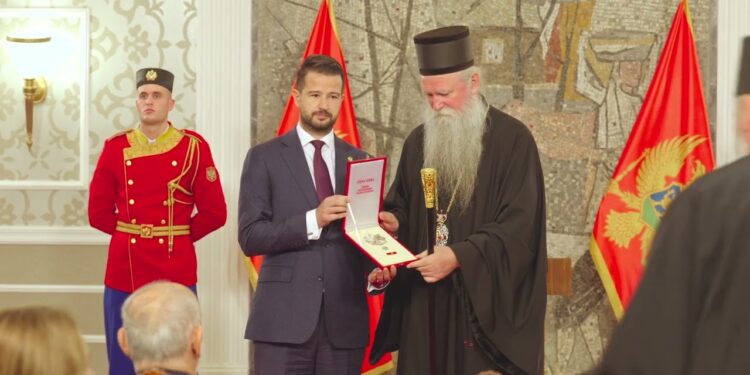 Kur kreu i shtetit dekoron kryedjallin