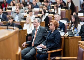 Pjesëmarrja e nxënësve të shkollave të Tuzit në seancën e XIII të Parlamentit të Fëmijëve