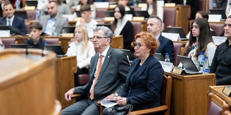 Pjesëmarrja e nxënësve të shkollave të Tuzit në seancën e XIII të Parlamentit të Fëmijëve