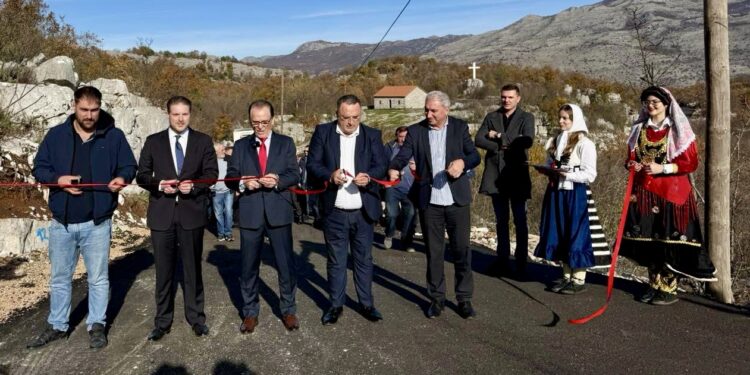 U hap zyrtarisht rruga që lidh Hotin me Grudën – Investim i përbashkët i Komunës së Tuzit dhe mërgatës