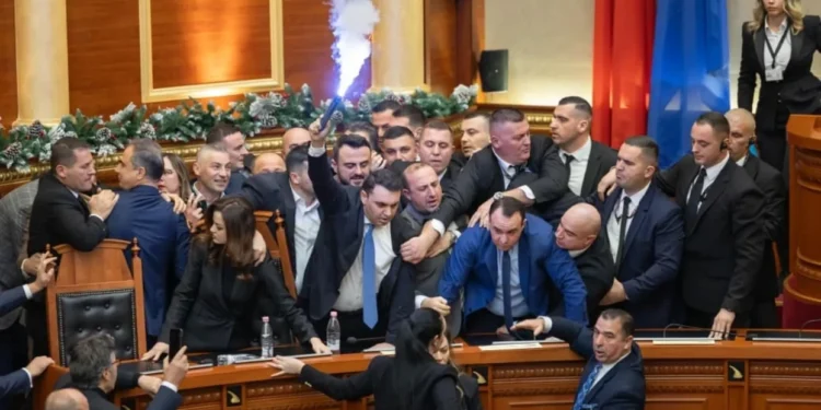 Dhuna dhe tensione në seancën plenare të Kuvendit të Shqipërisë