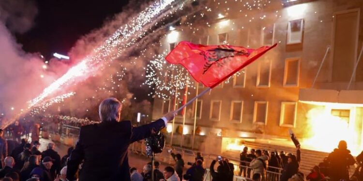 Protestë dhe përplasje para Kryeministrisë dhe Kuvendit të Shqipërisë