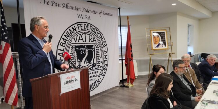 Vatra”, “Onufri” dhe Qendra Kulturore “Nënë Tereza” promovuan romanin “Brenga” të autorit Dr. Pashko Camaj