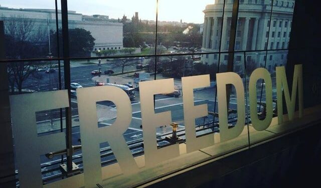 Freedom House 2026: Shqipëria renditet më e mira në Ballkanin Perëndimor, Serbia e fundit