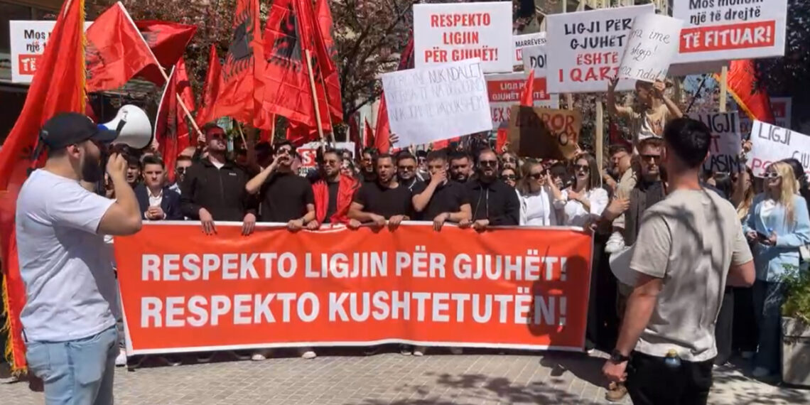 Studentët shqiptarë protestë në Shkup për mbrojtjen e shqipes