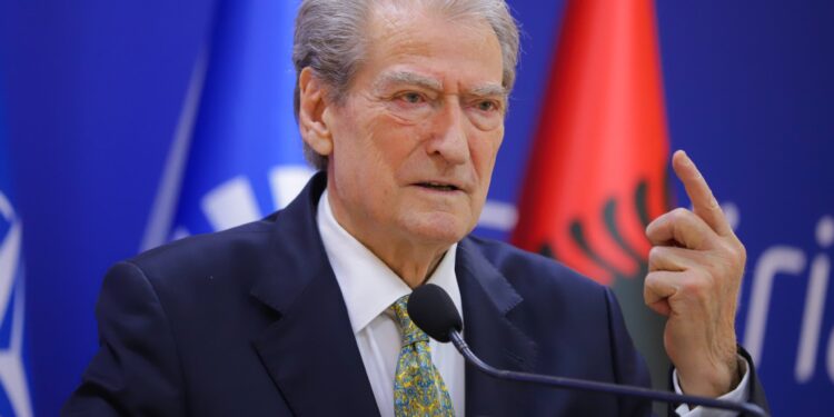 Shqipëri: I vetëm në garë, Berisha konfirmohet në krye të PD