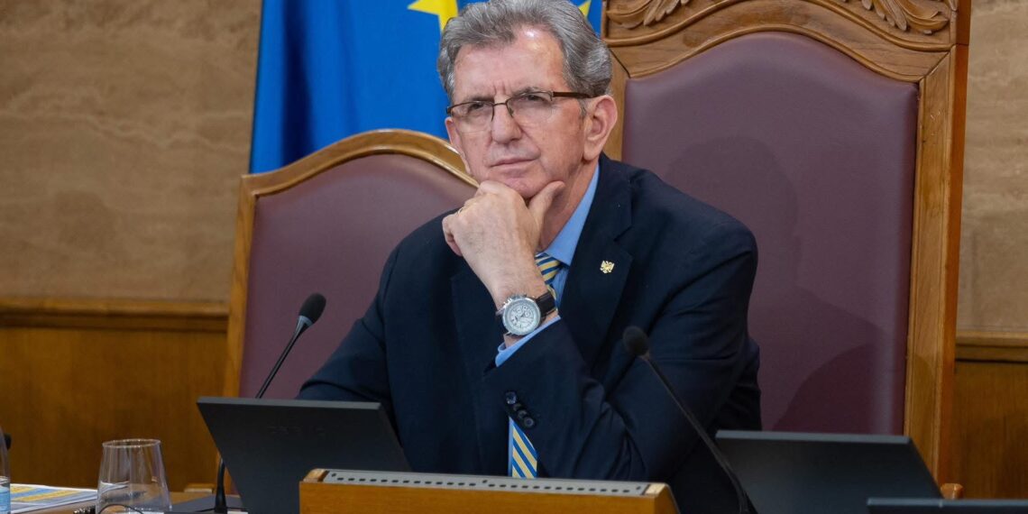 Nikollë Camaj dorëzon propozimin për hetim parlamentar mbi aksionin “Fluturimi i Shqiponjës”