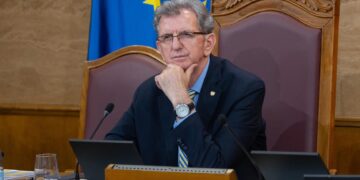 Nikollë Camaj dorëzon propozimin për hetim parlamentar mbi aksionin “Fluturimi i Shqiponjës”