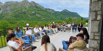 Të rinjtë nga Ulqini dhe Tuzi përfundojnë kampin edukativ në Vuthaj