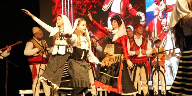Festivali Mbarëkombëtar i Folklorit “Rapsha 2026” bashkoi trevat shqiptare në Vitojë