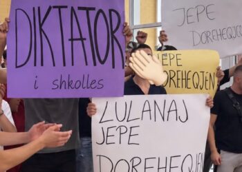 Protestë e nxënësve në “25 Maji” të Tuzit: Kërkohet drejtësi për profesorin Mark Junçaj dhe dorëheqja e drejtorit
